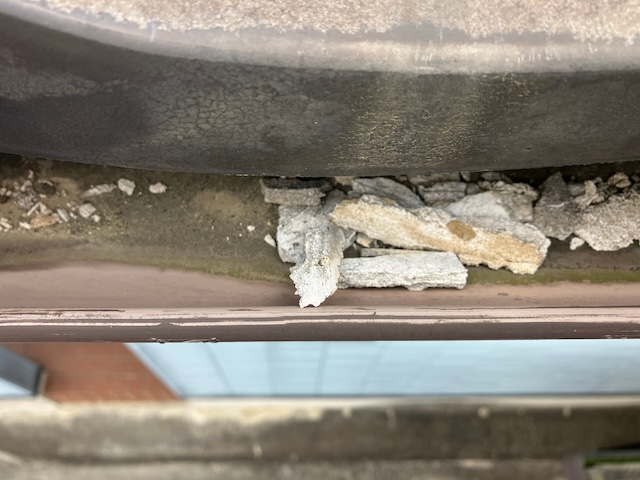 雨樋に溜まった漆喰